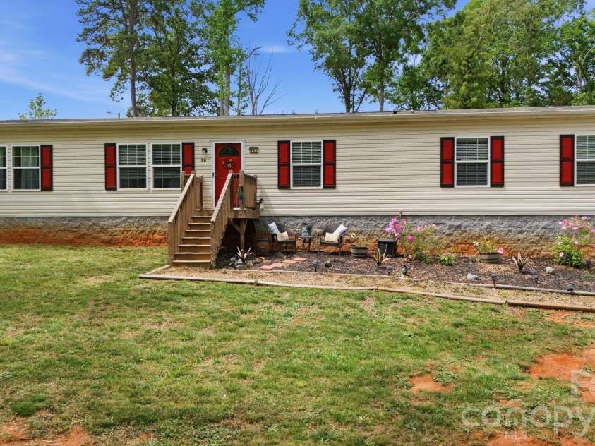 980 Lakeland Avenue, Lincolnton, NC 28092.  MLS# CAR4377426, YatesRealty ID 21514. 