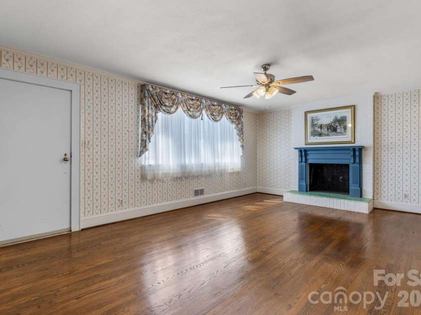 3335 25th Avenue, Hickory, NC 28601.  MLS# CAR4362314, YatesRealty ID 21515. 