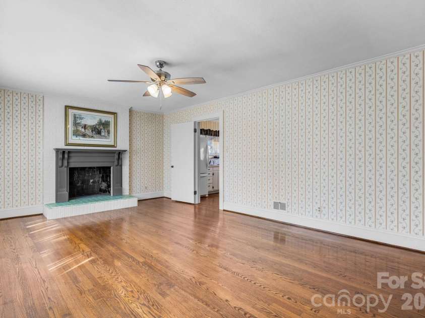 3335 25th Avenue, Hickory, NC 28601.  MLS# CAR4362314, YatesRealty ID 21515. 