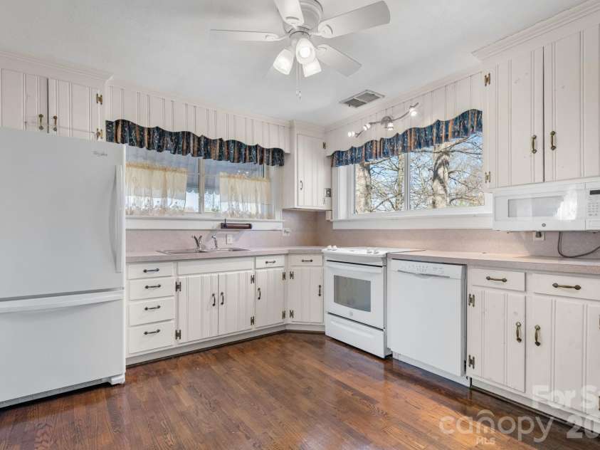 3335 25th Avenue, Hickory, NC 28601.  MLS# CAR4362314, YatesRealty ID 21515. 