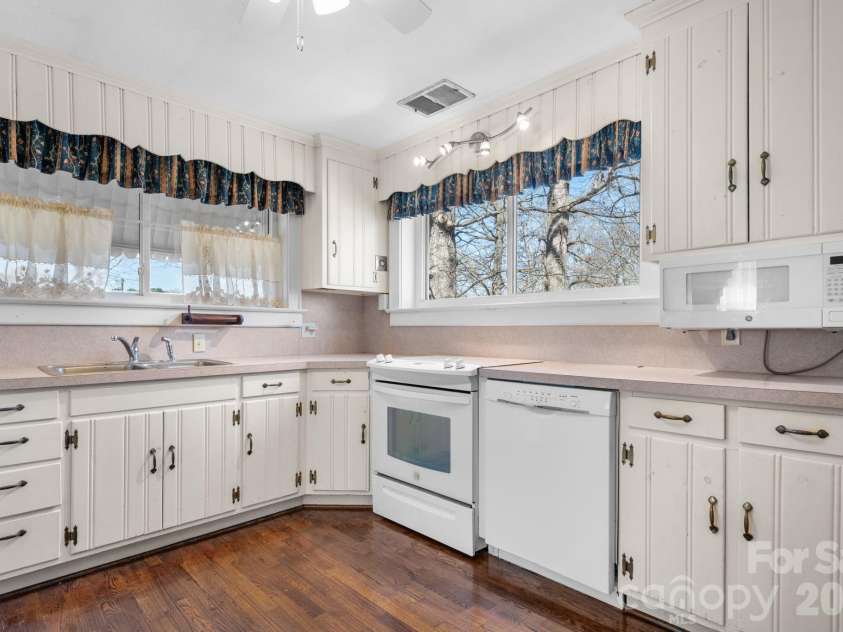 3335 25th Avenue, Hickory, NC 28601.  MLS# CAR4362314, YatesRealty ID 21515. 