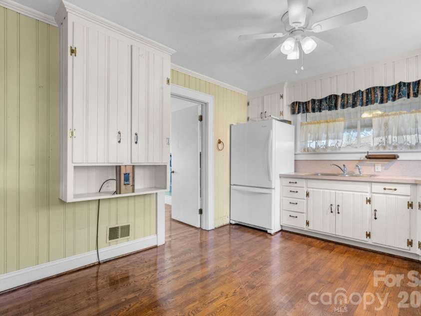 3335 25th Avenue, Hickory, NC 28601.  MLS# CAR4362314, YatesRealty ID 21515. 