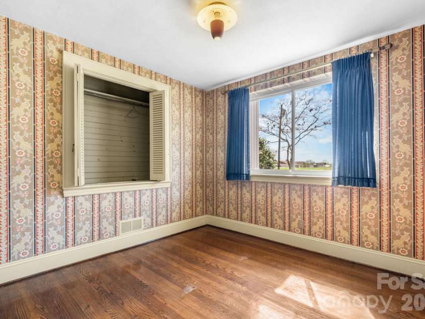 3335 25th Avenue, Hickory, NC 28601.  MLS# CAR4362314, YatesRealty ID 21515. 