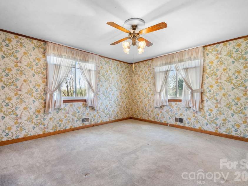 3335 25th Avenue, Hickory, NC 28601.  MLS# CAR4362314, YatesRealty ID 21515. 