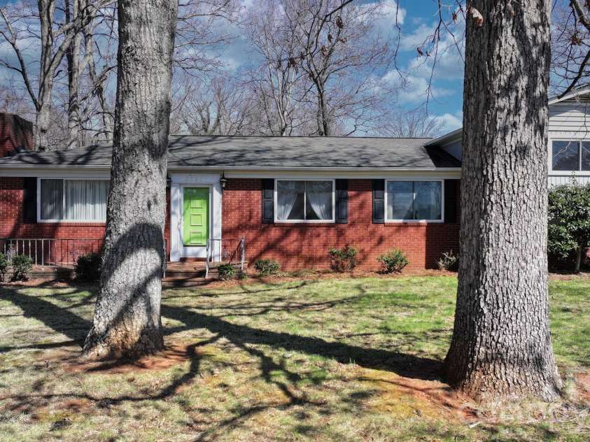 3335 25th Avenue, Hickory, NC 28601.  MLS# CAR4362314, YatesRealty ID 21515. 
