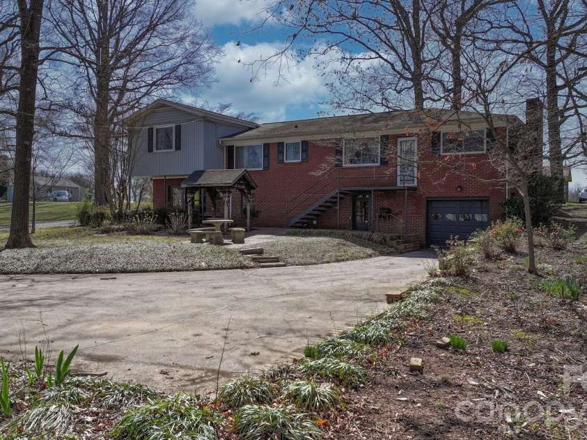 3335 25th Avenue, Hickory, NC 28601.  MLS# CAR4362314, YatesRealty ID 21515. 