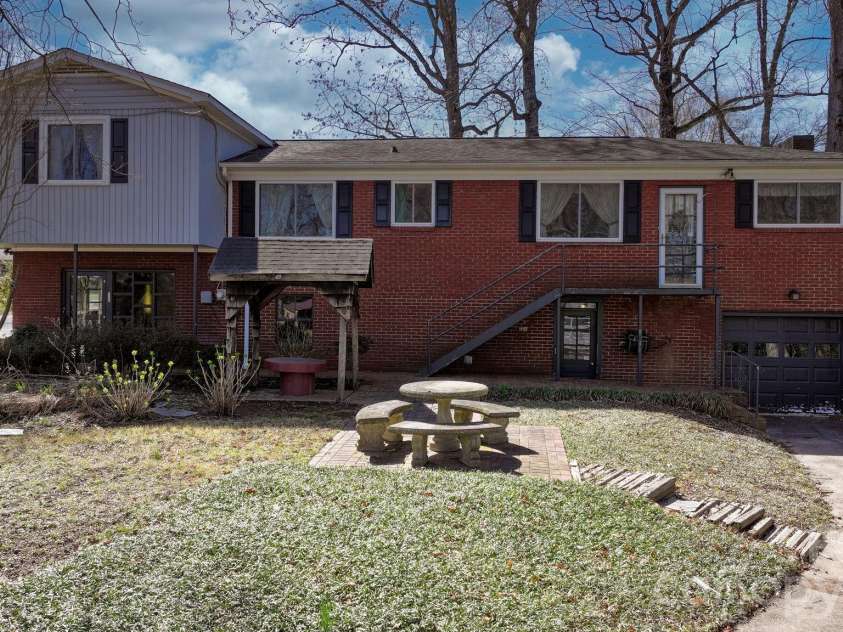 3335 25th Avenue, Hickory, NC 28601.  MLS# CAR4362314, YatesRealty ID 21515. 