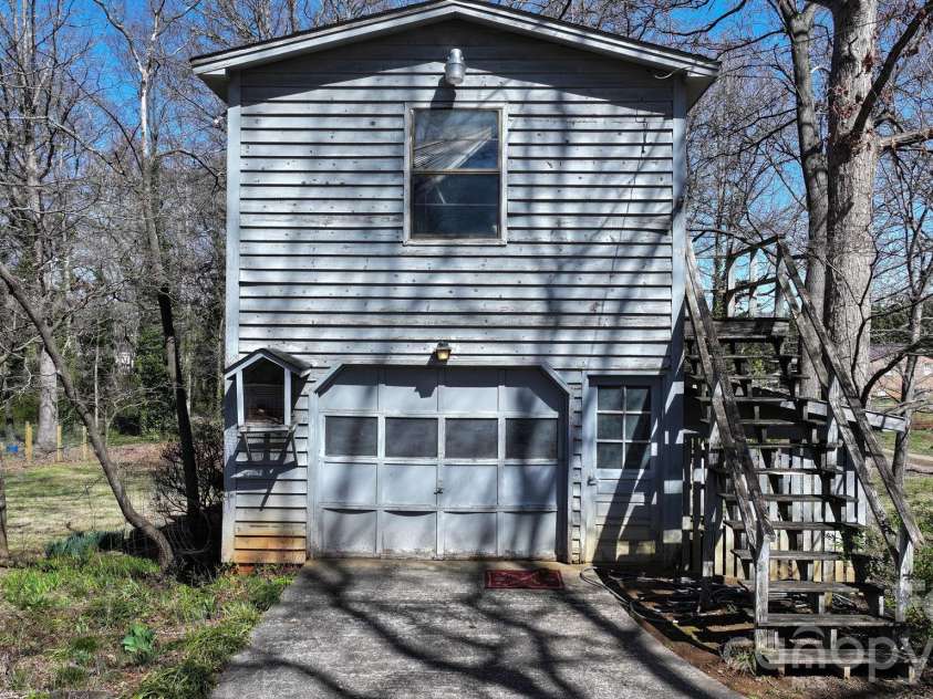 3335 25th Avenue, Hickory, NC 28601.  MLS# CAR4362314, YatesRealty ID 21515. 