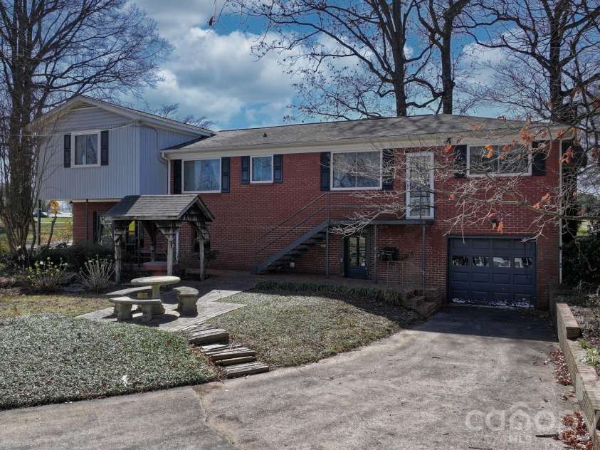 3335 25th Avenue, Hickory, NC 28601.  MLS# CAR4362314, YatesRealty ID 21515. 