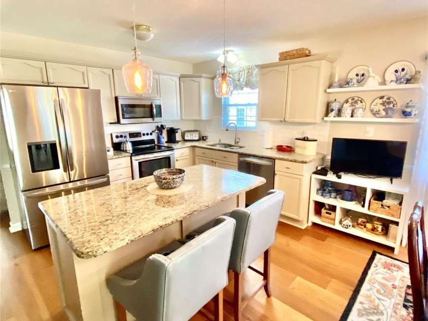 101 Keswick Lane, Mooresville, NC 28117.  MLS# CAR4251834, YatesRealty ID 21518. Kitchen with Granite Countertops and subway tile backsplash.