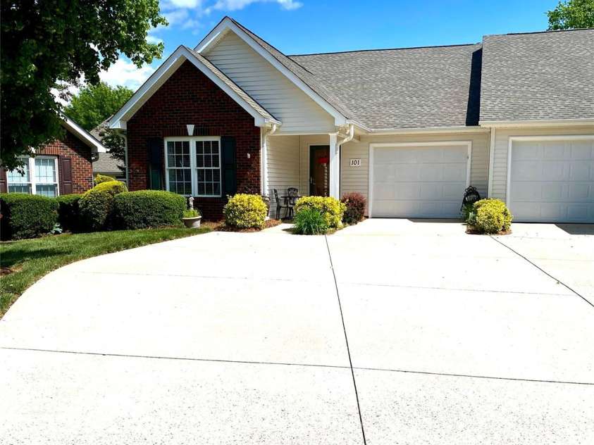 101 Keswick Lane, Mooresville, NC 28117.  MLS# CAR4251834, YatesRealty ID 21518. Well-maintained patio home located in The Villages at Oak Tree.