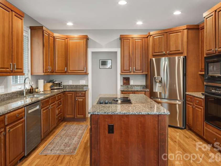 405 Mistletoe Trail, Hendersonville, NC 28791.  MLS# CAR4349682, YatesRealty ID 21518. Ample cabinets