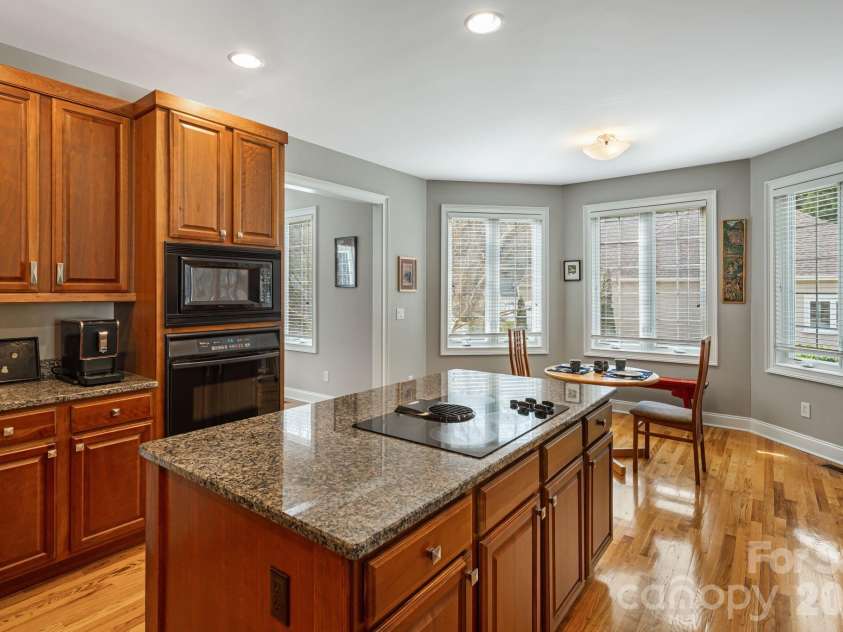 405 Mistletoe Trail, Hendersonville, NC 28791.  MLS# CAR4349682, YatesRealty ID 21518. Dining/nook view