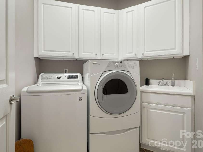 405 Mistletoe Trail, Hendersonville, NC 28791.  MLS# CAR4349682, YatesRealty ID 21518. Main level laundry