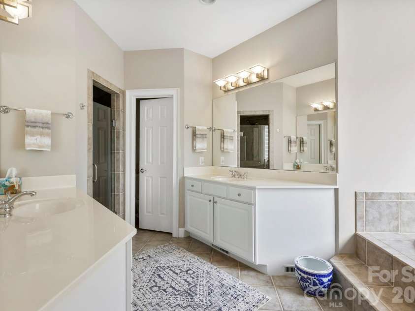 405 Mistletoe Trail, Hendersonville, NC 28791.  MLS# CAR4349682, YatesRealty ID 21518. Primary bath