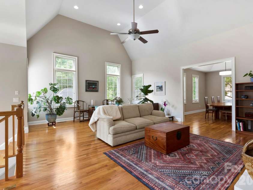 405 Mistletoe Trail, Hendersonville, NC 28791.  MLS# CAR4349682, YatesRealty ID 21518. Soaring ceilings