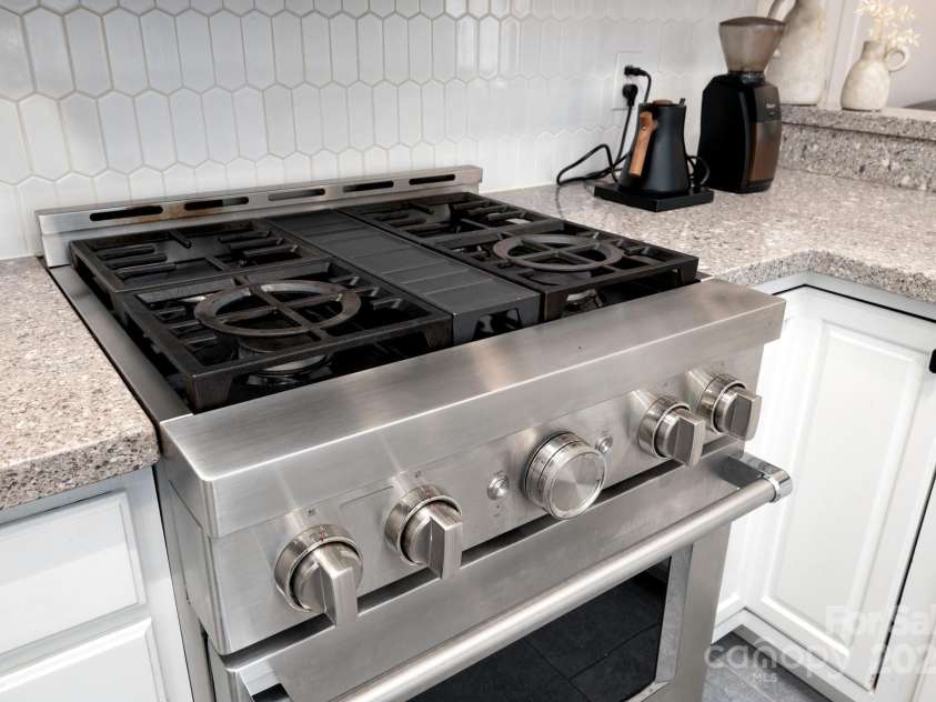 44 White Thorn Drive, Alexander, NC 28701.  MLS# CAR4253765, YatesRealty ID 21522. New Kitchenaid Propane Range