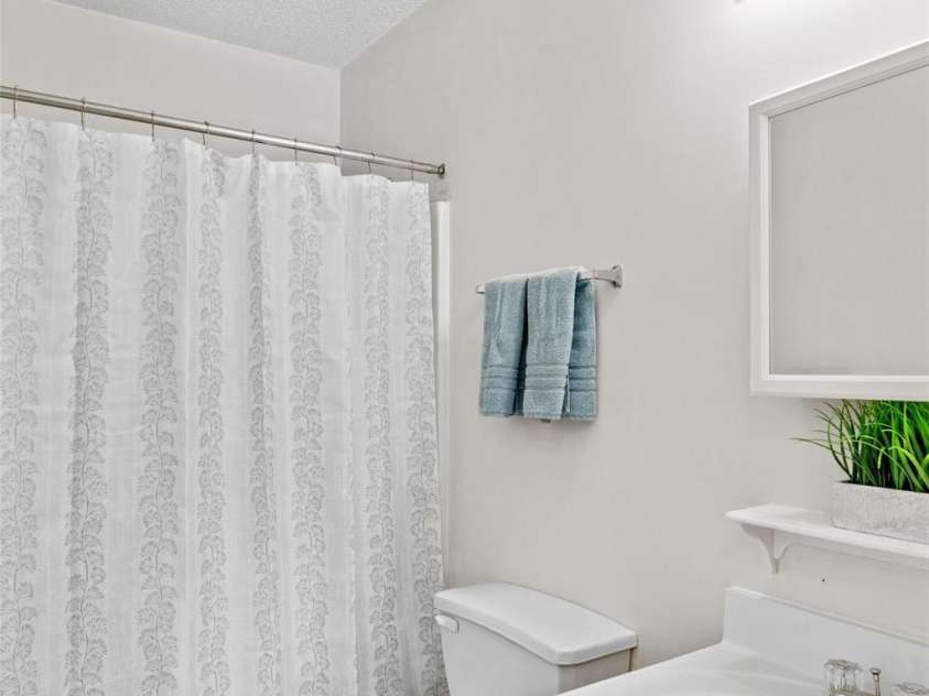 300 Armour Street, Davidson, NC 28036.  MLS# CAR4374388, YatesRealty ID 21526. Second full bath.