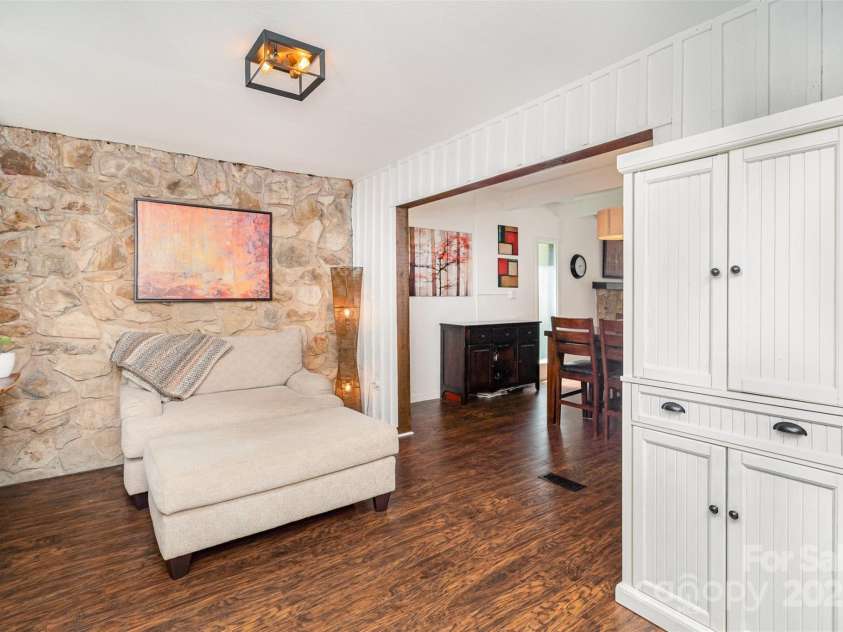 4725 Rounding Run Road, Charlotte, NC 28277.  MLS# CAR4271495, YatesRealty ID 21527. Bright sunroom overlooks the private rear yard.