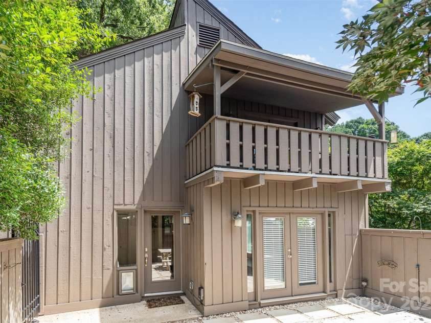 4725 Rounding Run Road, Charlotte, NC 28277.  MLS# CAR4271495, YatesRealty ID 21527. Fantastic End Unit Townhome in Raintree. This home lives like a single family home w/o shared walls along the living areas.