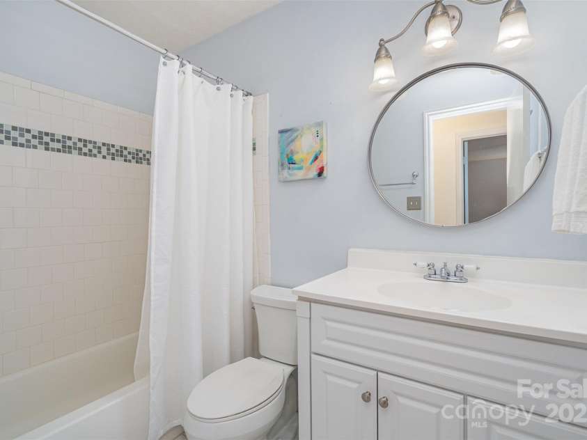 4725 Rounding Run Road, Charlotte, NC 28277.  MLS# CAR4271495, YatesRealty ID 21527. Full hallway bath w tile surround shower/tub.