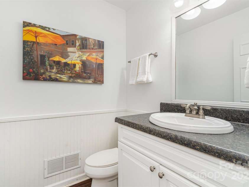 4725 Rounding Run Road, Charlotte, NC 28277.  MLS# CAR4271495, YatesRealty ID 21527. Main level half bath.