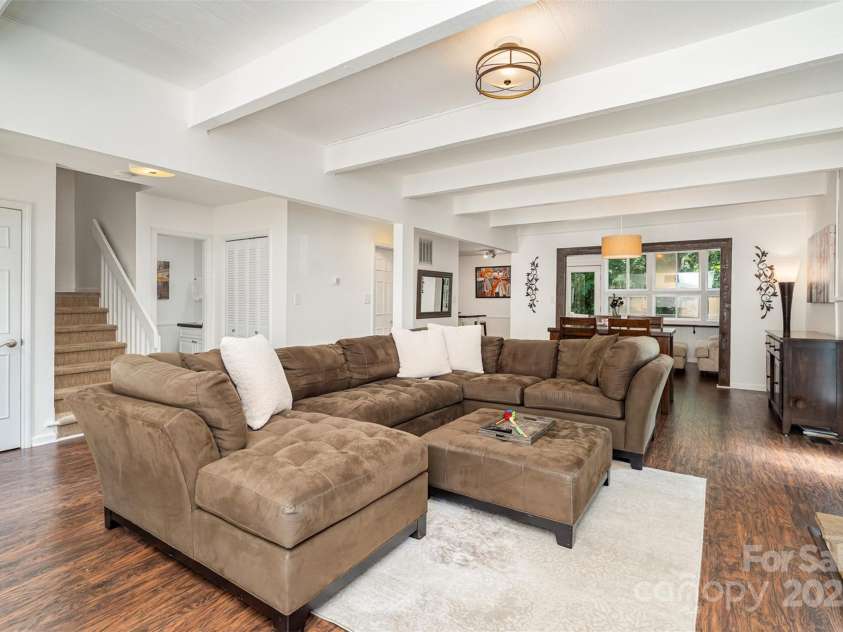 4725 Rounding Run Road, Charlotte, NC 28277.  MLS# CAR4271495, YatesRealty ID 21527. Open floor plan w hardwood floors.