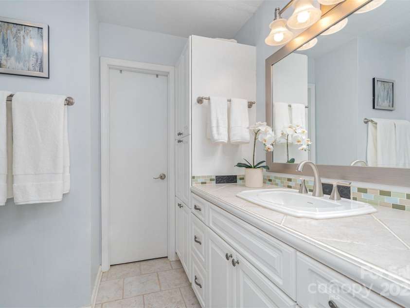 4725 Rounding Run Road, Charlotte, NC 28277.  MLS# CAR4271495, YatesRealty ID 21527. Primary on-suite w tile surround shower and secondary walk in closet.