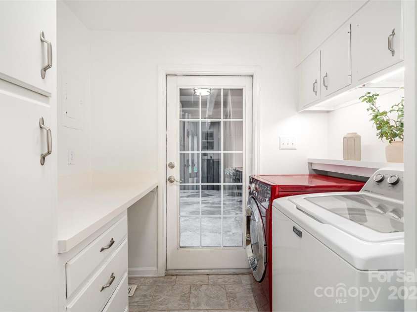 4725 Rounding Run Road, Charlotte, NC 28277.  MLS# CAR4271495, YatesRealty ID 21527. Side entry mud room / laundry room makes keeping things organized a breeze.