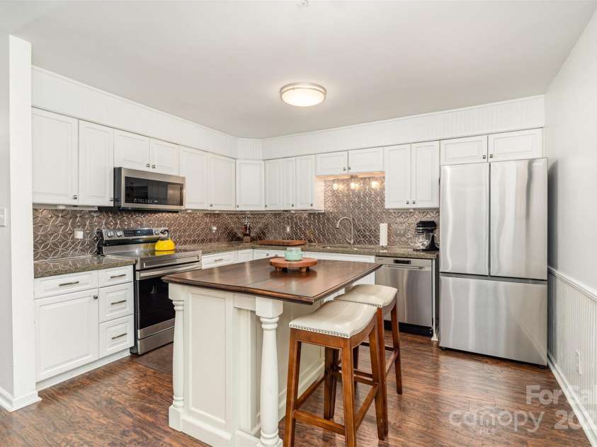 4725 Rounding Run Road, Charlotte, NC 28277.  MLS# CAR4271495, YatesRealty ID 21527. Spacious kitchen w white cabinetry, granite and updated appliances.