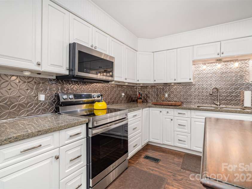 4725 Rounding Run Road, Charlotte, NC 28277.  MLS# CAR4271495, YatesRealty ID 21527. Tons of space for cooking and prep work.