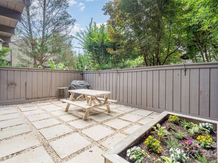 4725 Rounding Run Road, Charlotte, NC 28277.  MLS# CAR4271495, YatesRealty ID 21527. Welcoming private courtyard is perfect for entertaining.