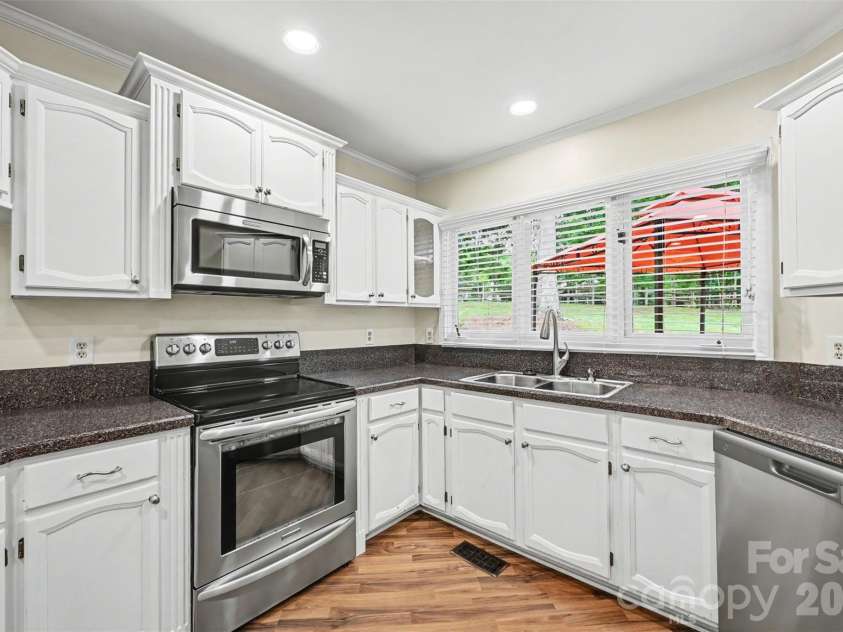 212 Rose Arbor Lane, Matthews, NC 28105.  MLS# CAR4374309, YatesRealty ID 21528. 
