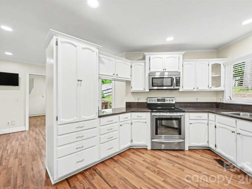 212 Rose Arbor Lane, Matthews, NC 28105.  MLS# CAR4374309, YatesRealty ID 21528. 