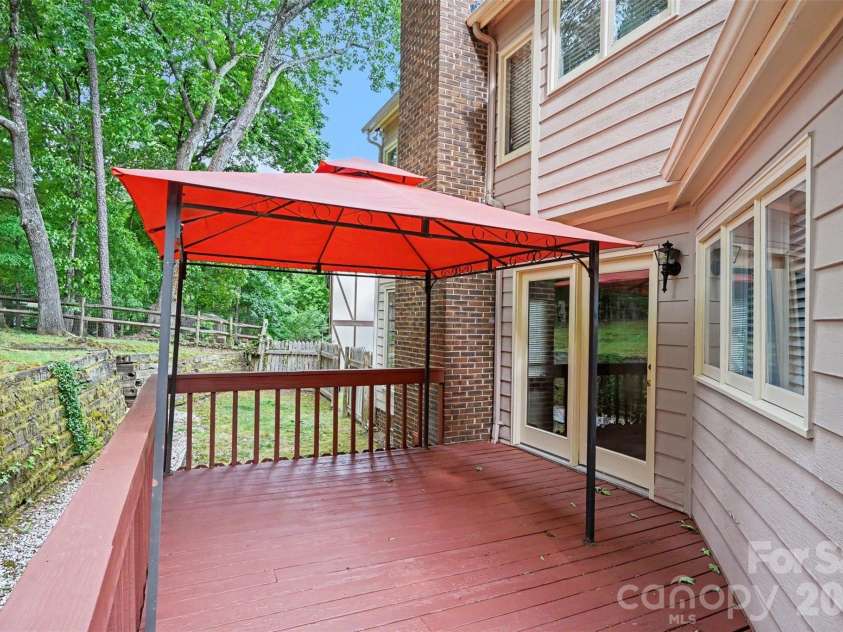 212 Rose Arbor Lane, Matthews, NC 28105.  MLS# CAR4374309, YatesRealty ID 21528. 