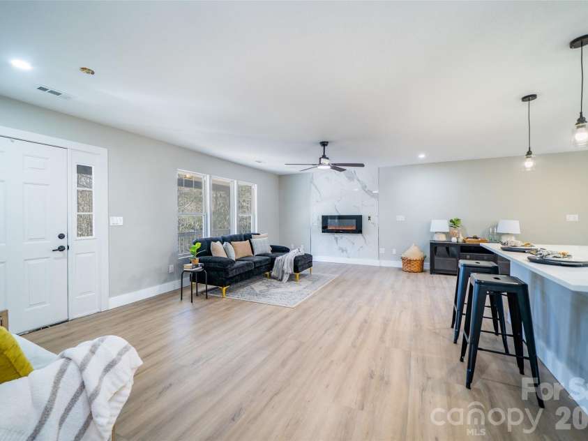 11 Twin Lakes Drive, Fletcher, NC 28732.  MLS# CAR4340205, YatesRealty ID 21529. 