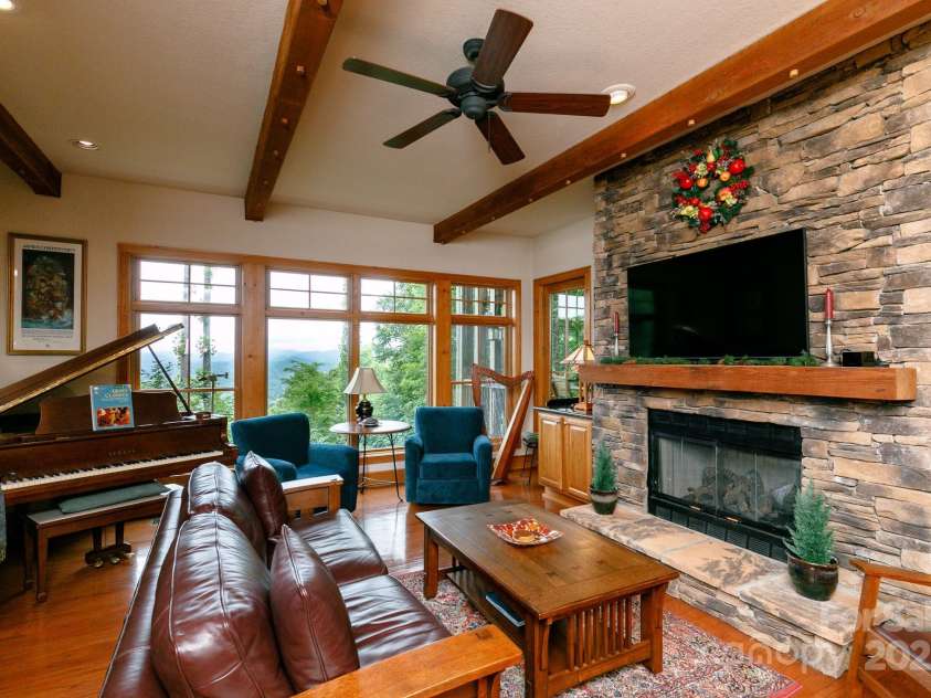 47 Creekside Way, Burnsville, NC 28714.  MLS# CAR4161071, YatesRealty ID 2153. 