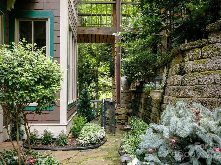 47 Creekside Way, Burnsville, NC 28714.  MLS# CAR4161071, YatesRealty ID 2153. 