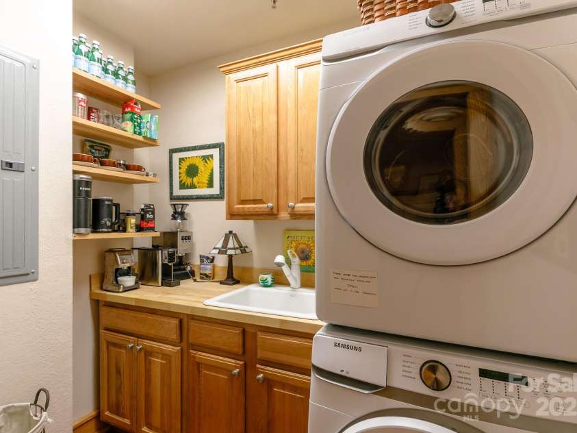 47 Creekside Way, Burnsville, NC 28714.  MLS# CAR4161071, YatesRealty ID 2153. 