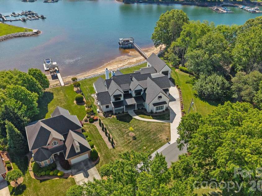 16906 Lake Shore Drive, Cornelius, NC 28031.  MLS# CAR4372542, YatesRealty ID 21532. 