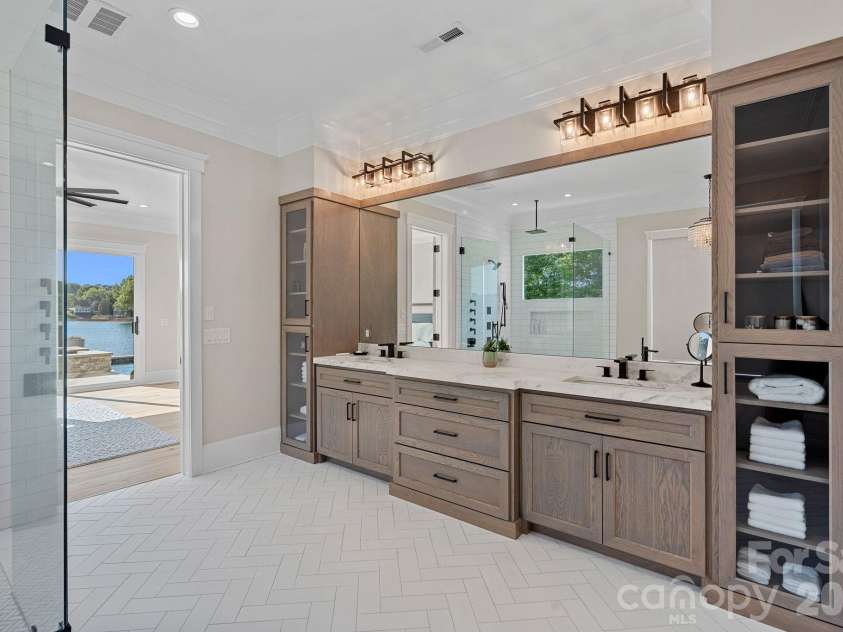 16906 Lake Shore Drive, Cornelius, NC 28031.  MLS# CAR4372542, YatesRealty ID 21532. 