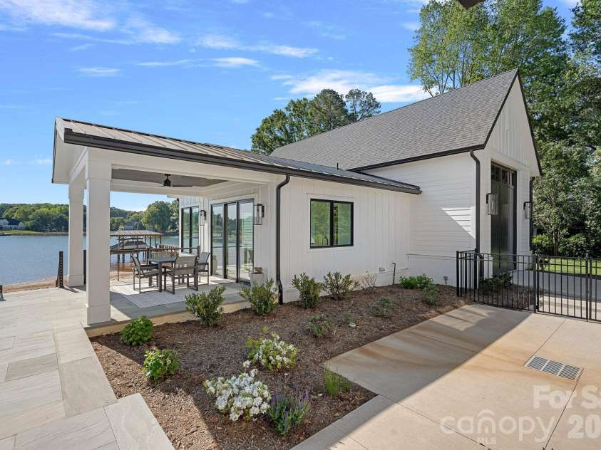 16906 Lake Shore Drive, Cornelius, NC 28031.  MLS# CAR4372542, YatesRealty ID 21532. 
