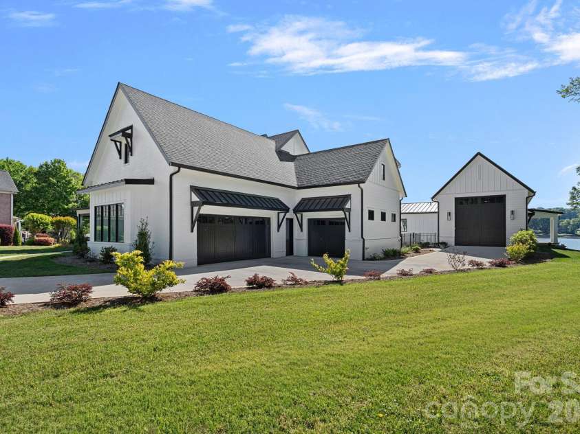 16906 Lake Shore Drive, Cornelius, NC 28031.  MLS# CAR4372542, YatesRealty ID 21532. 