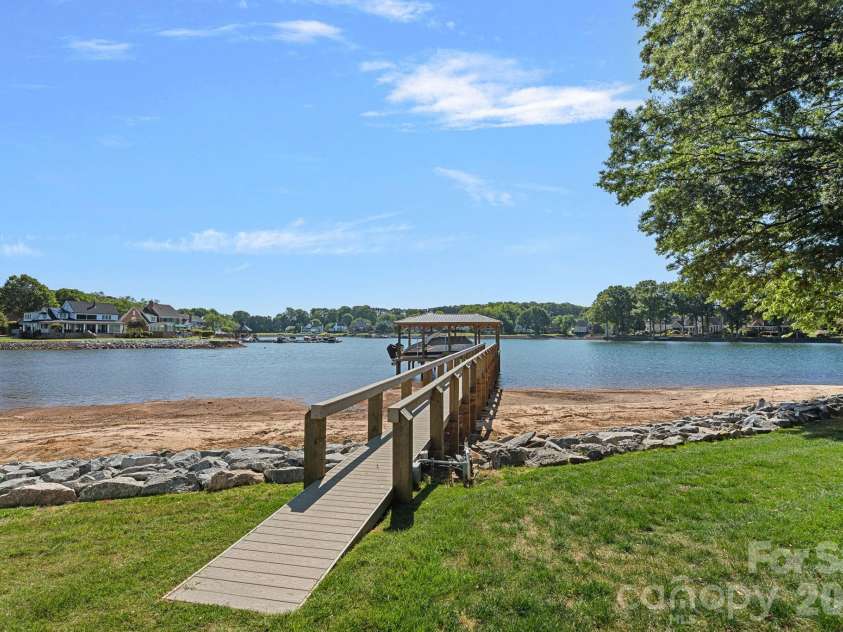 16906 Lake Shore Drive, Cornelius, NC 28031.  MLS# CAR4372542, YatesRealty ID 21532. 