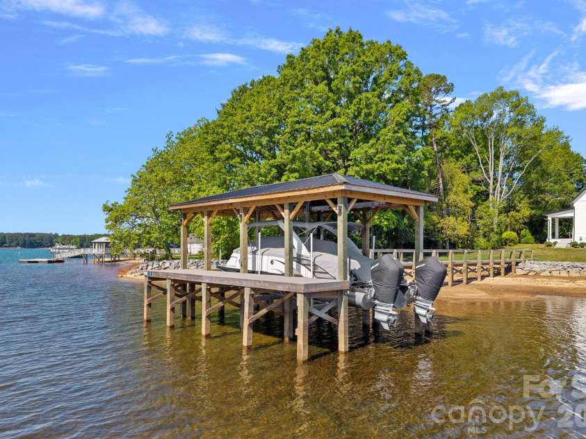 16906 Lake Shore Drive, Cornelius, NC 28031.  MLS# CAR4372542, YatesRealty ID 21532. 