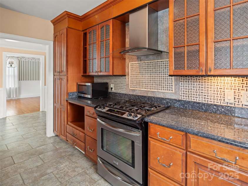 354 Kimberly Avenue, Asheville, NC 28804.  MLS# CAR4226044, YatesRealty ID 21533. 