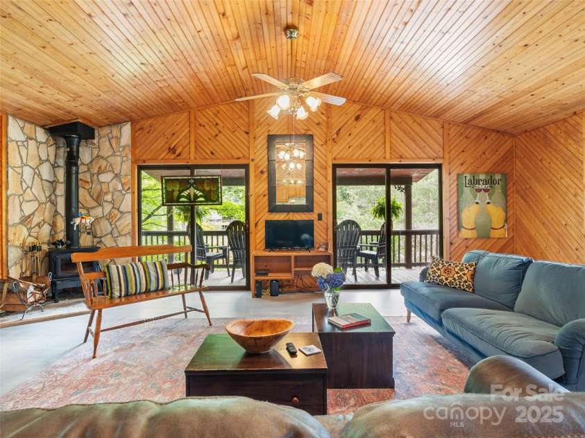 170 Mountain Farm Road, Burnsville, NC 28714.  MLS# CAR4273417, YatesRealty ID 21534. 