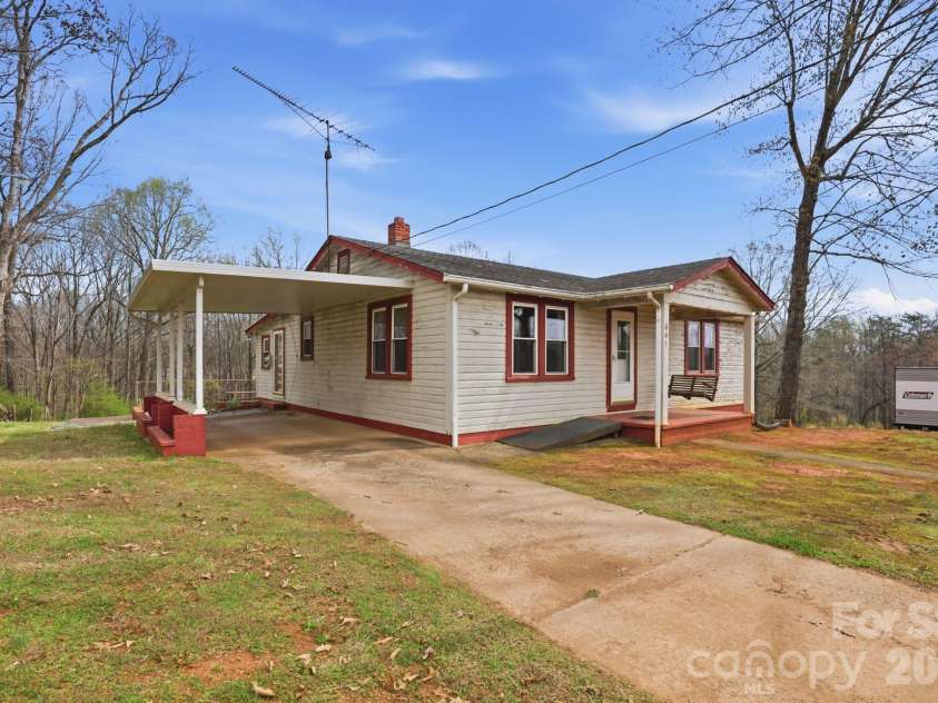 641 Central Drive, Statesville, NC 28677.  MLS# CAR4360467, YatesRealty ID 21536. 