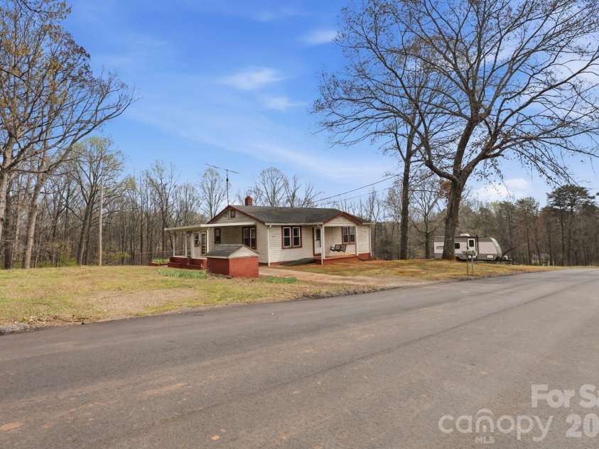 641 Central Drive, Statesville, NC 28677.  MLS# CAR4360467, YatesRealty ID 21536. 