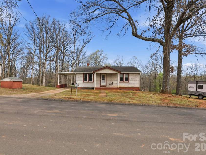 641 Central Drive, Statesville, NC 28677.  MLS# CAR4360467, YatesRealty ID 21536. 